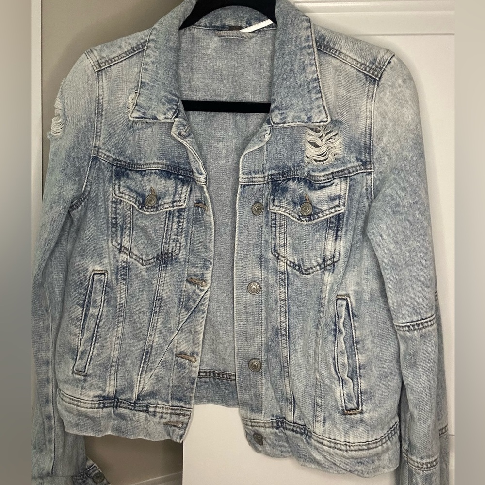 Free People Rumors Distressed Cropped Denim Jacket Light Wash Size Small - Picture 2 of 3
